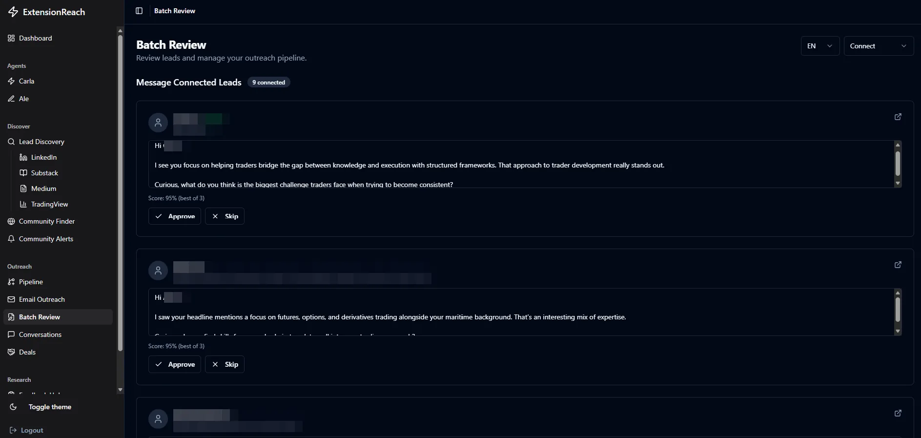 Batch Review. Der Kern des Ablaufs: jeder Lead mit aufklappbarer Recherche, drei bewerteten Entwürfen und der Freigabe, ohne die keine Nachricht das Haus verlässt.