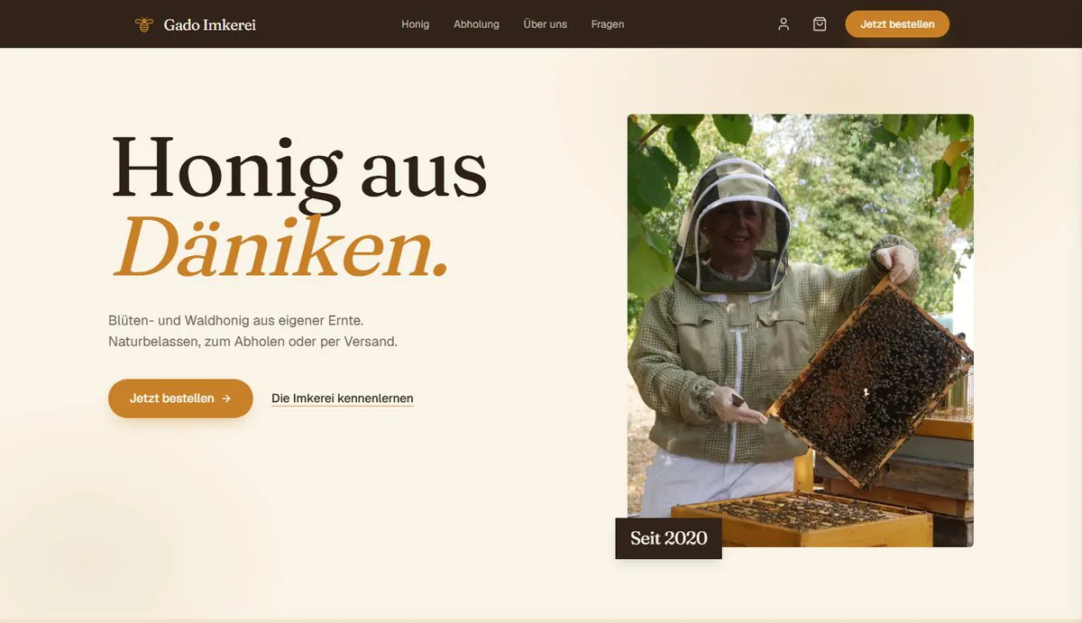 Hero: Ort, Nutzen, Kaufweg und Vertrauen in drei Sekunden, ein starkes Foto statt Slideshow.